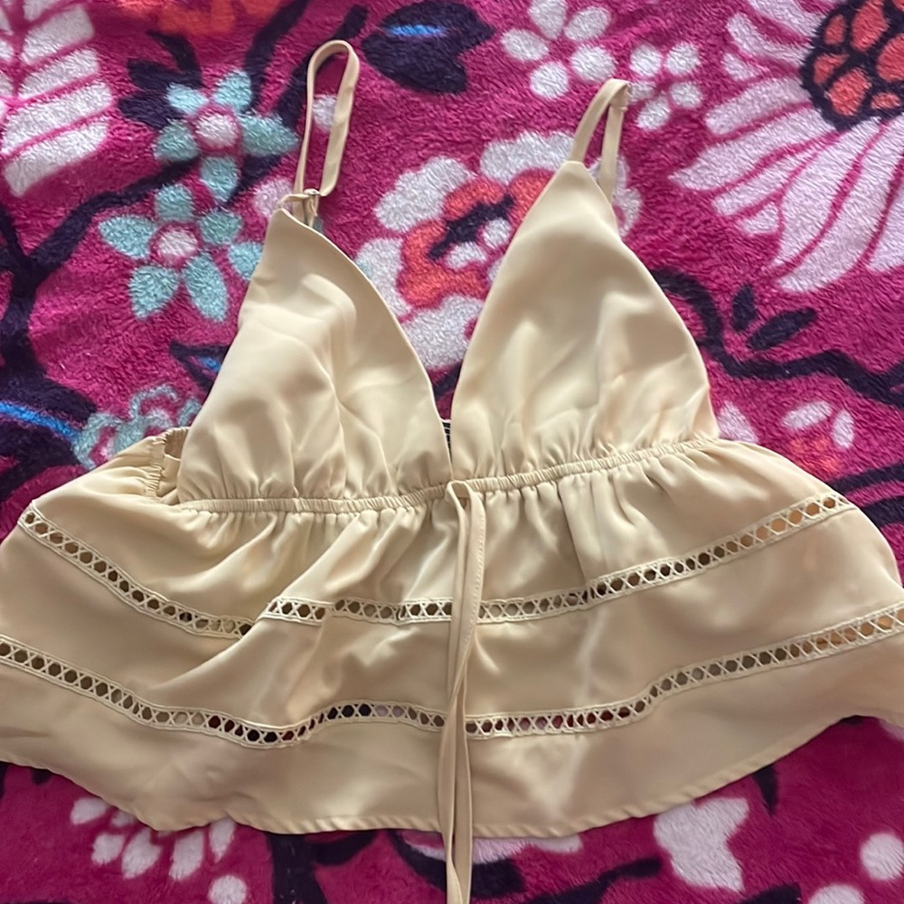 beautiful yellow summer top! (cropped) brand new never worn! 💛💐